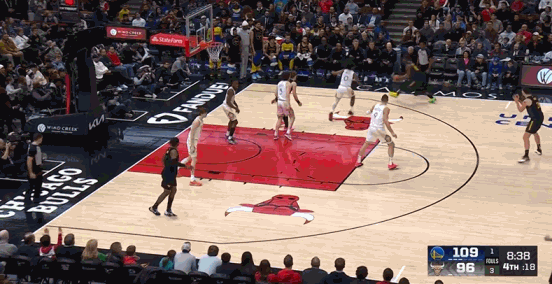 即插即用!巴特勒打成2+1后伸手互动?库里张牙舞爪乐开花