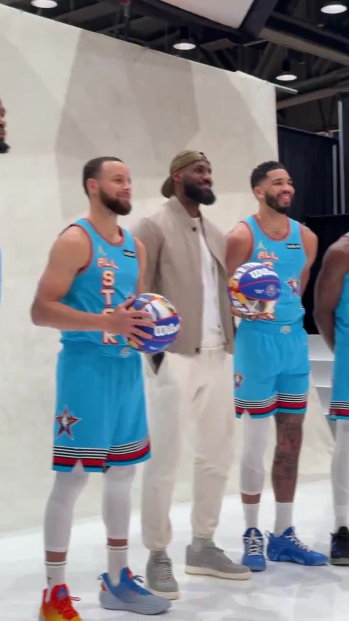 奥尼尔队赛前定妆照 詹姆斯穿个便装和库里站在C位太显眼?