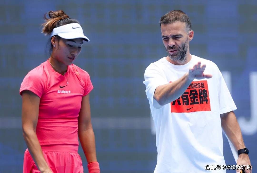 恭喜郑钦文!功勋教练回归,冠军稳了