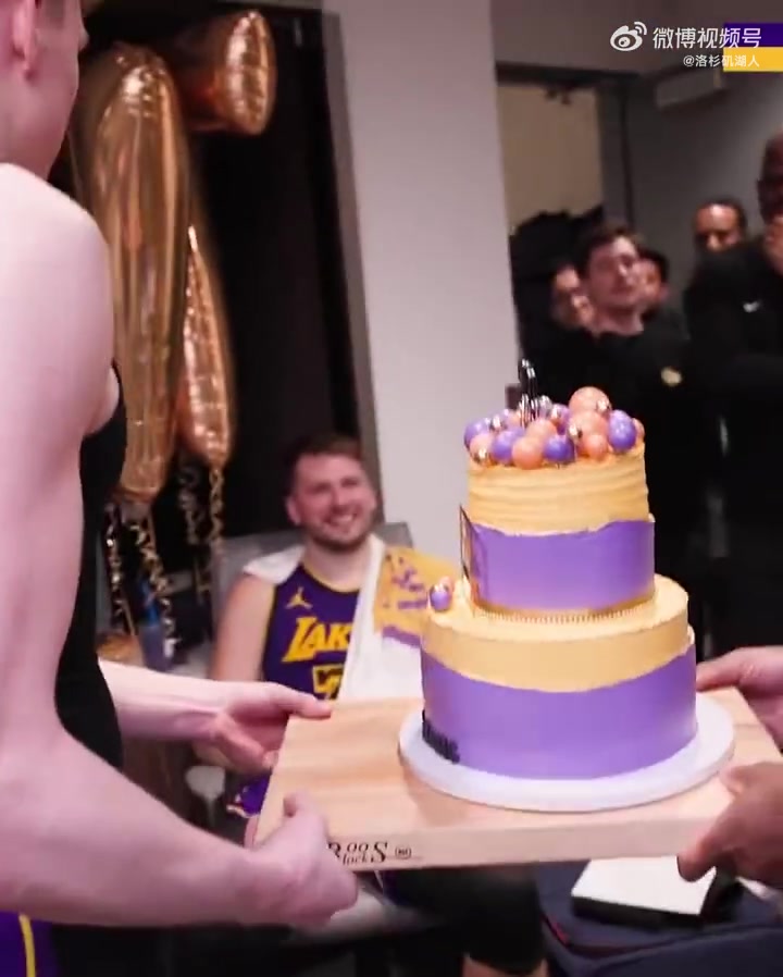 ?赛后湖人在更衣室为077庆生 克内克特和杰米森抬上双层蛋糕