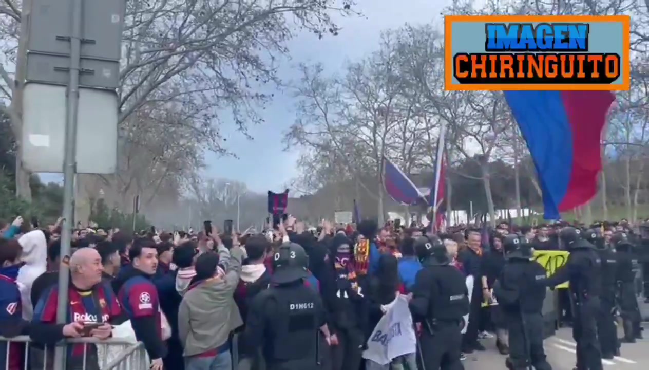 ?巴萨球迷赛前朝球场进发，高唱维尼修斯“沙球”奖