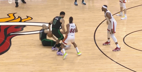 致敬传奇耐垫王?！塔图姆近一年被垫脚4次 一共只缺席5场比赛