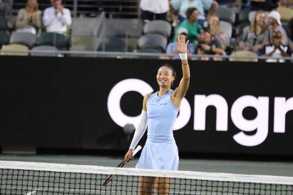 泥地赛场13连胜！郑钦文苦战2