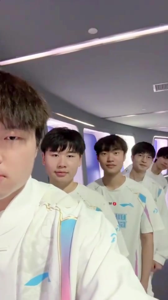 BLG分享尴尬小视频花絮：是谁要看Bin手里的正片来着