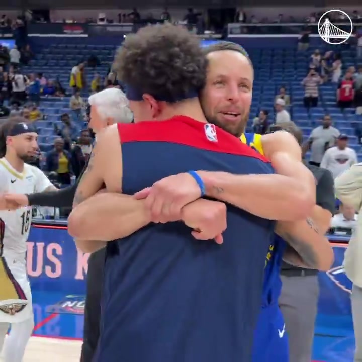 昔日队友?库里赛后和基诺内斯拥抱寒暄 库里抓住对方肩膀摇晃