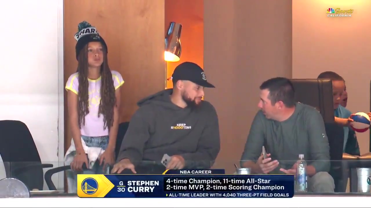 ?莱恩越变越耐看？库里带二女儿莱恩来观战冰球比赛了