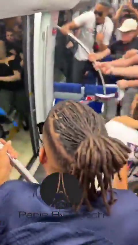 每年欧冠决赛必有戏码,球迷开战!国米球迷和巴黎球迷地铁干架