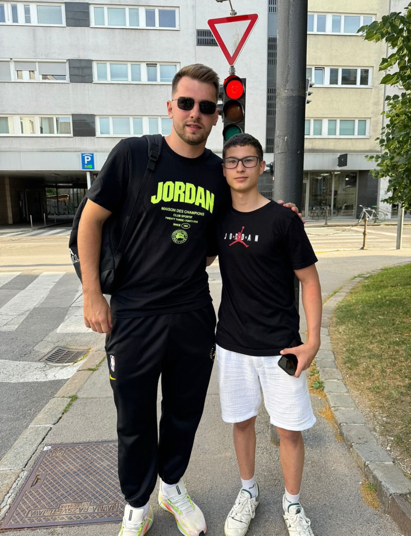 老婆给东契奇吃蔬菜水果?湖媒：全联盟都要完蛋了哈哈哈！