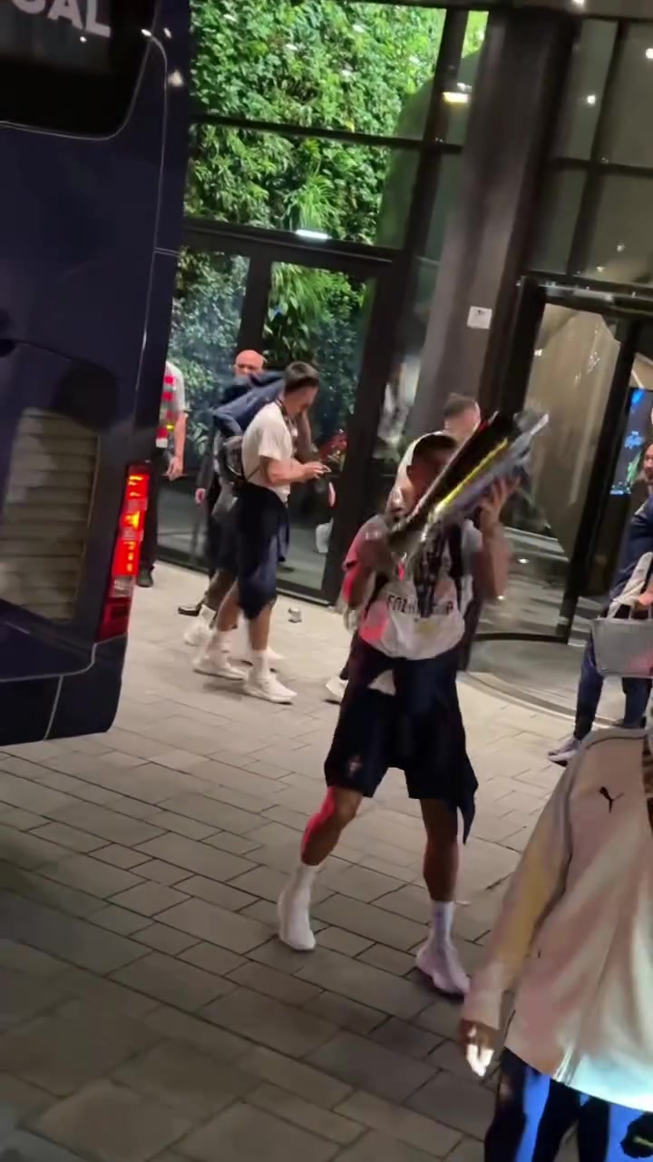 欧国联夺冠?C罗展示奖杯，与球迷激情庆祝